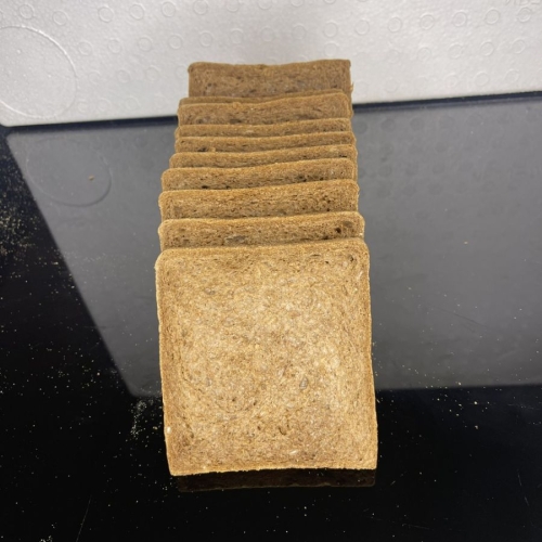 brown sandwich slice (bánh cắt lát nâu)